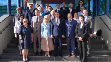 Rady Miasta Puławy IX kadencji - zdjęcie grupowe wszystkich radnych z prezydentem
