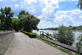 a part of the Vistula boulevard and the Vistula.JPG