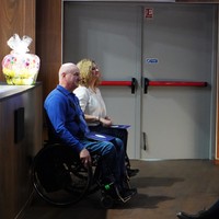 Dwie niepełnosprawne osoby na wózkach, kobieta i mężczyzna, wyróżnione podziękowaniami 
