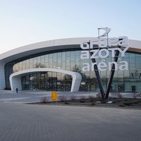 Zdjęcie dziennie pylonu Grupa Azoty Arena na tle hali