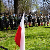 Flaga Polski na tle grupy harcerzy
