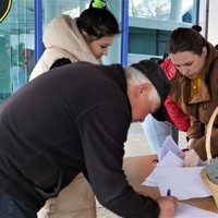 Mieszkańcy podpisują odbiór budek