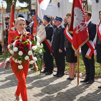 delegacje składają kwiaty pod pomnikiem