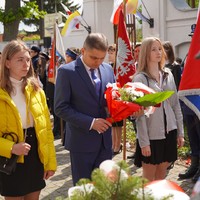 Delegacja składa kwiaty pod pomnikiem