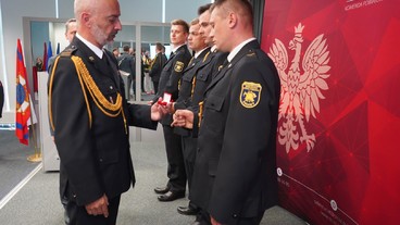 Wręczenie pamiątkowych medali dla strażaków