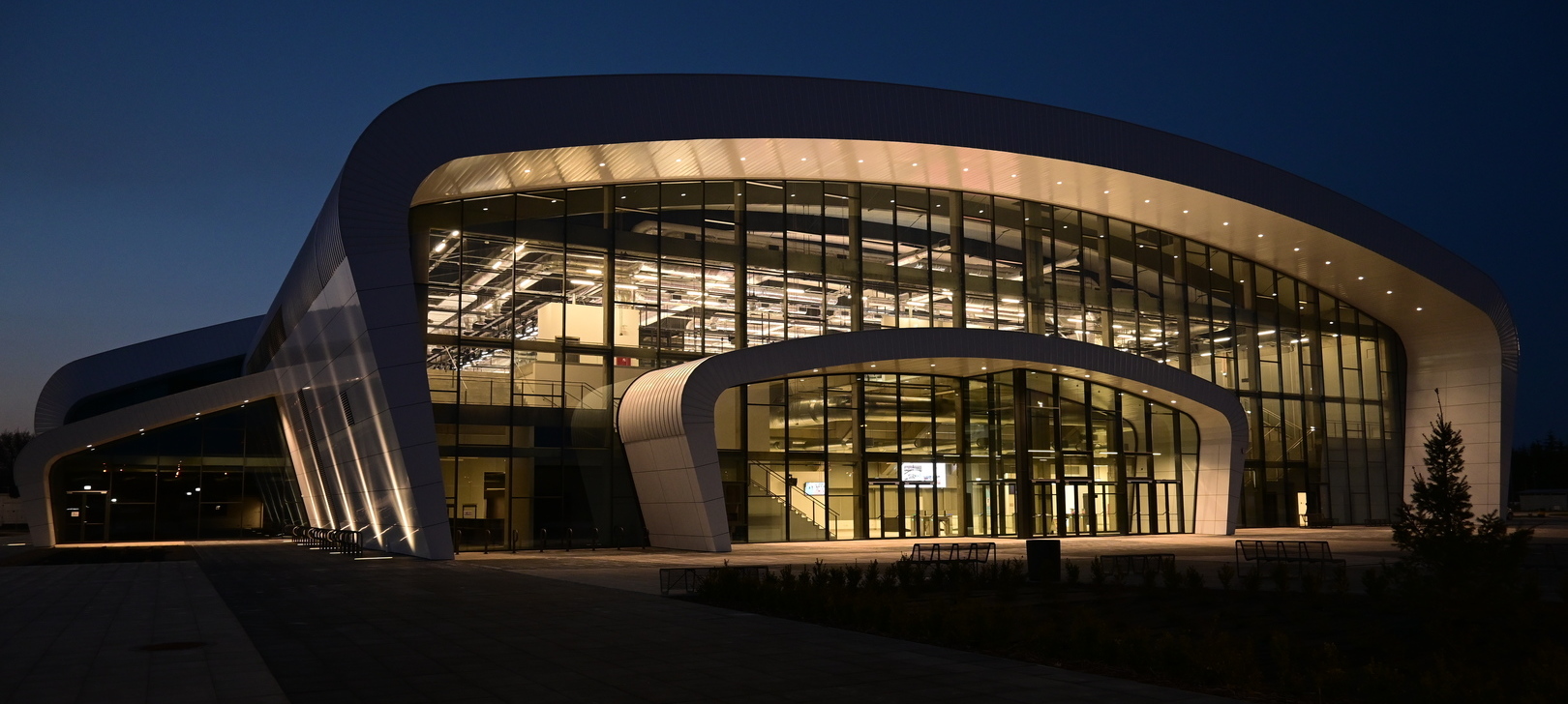 Zdjęcie prezentujące oświetloną w nocy halę Grupa Azoty Arena