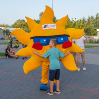Maskotka w kształcie słońca z chłopcem