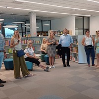 Zdjęcie grupowe kobiet i mężczyzn w bibliotece