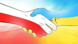 dwie splecione dłonie z barwami narodowymi Polski i Ukrainy.