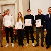 Prezydent Miasta Puławy i Radny Rady Miasta Puławy pozują z czterema nagrodzonymi osobami.