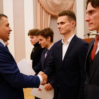 Prezydent Miasta Puławy gratulujący laureatom