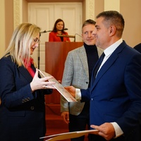 Prezydent Miasta Puławy wręcza nagrodę Kobiecie