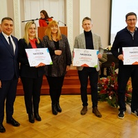 Nagrodzeni pozują do zdjęcia z Prezydentem Miasta Puławy i wiceprzewodniczącą Rady Miasta Puławy