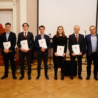Prezydent Miasta Puławy z nagrodzonymi przedstawicielami puławskiego sportu