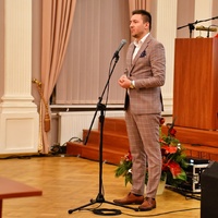 Radny Miasta Puławy przy mikrofonie