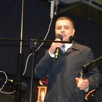 Prezydent Miasta Puławy z mikrofonem.