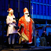 Święty Mikołaj i Radna Rady Miasta Puławy na scenie.