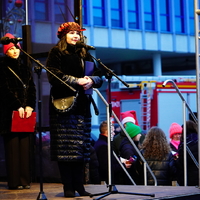 Przewodnicząca Rady Miasta Puławy przy mikrofonie na scenie.