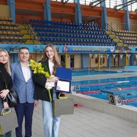 Prezydent Puław z Gabrielą Król i jej mamą na pływalni MOSiR