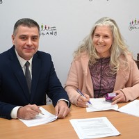 Prezydent Paweł Maj podpisuje umowę na dofinansowanie z Marylą Miłek z fundacji BezMiar