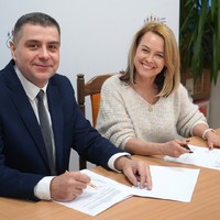 Prezydent Paweł Maj podpisuje umowę na dofinansowanie z Beatą Biaduń-Sierocką ze stowarzyszenia Tym Sposobem