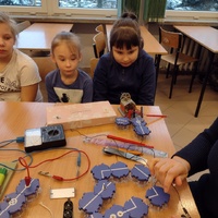 Dzieci uczą się o energii elektrycznej
