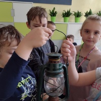 Dzieci poznają lampę naftową