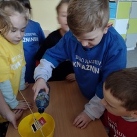 Dzieci poznają zasadę działania elektrowni wodnej