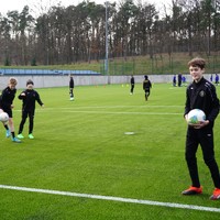 Młodzi piłkarze trenują na odnowionym boisku
