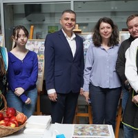 Prezydent Paweł Maj z uczestnikami obchodów Światowego Dnia Autyzmu w POK Dom Chemika