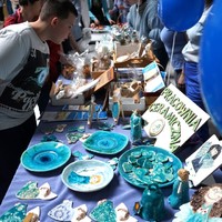 Stoisko pracowni ceramicznej na Dniu Świadomości Autyzmu w POK Dom Chemika