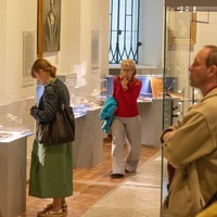 Grupa ludzi zwiedzających wystawę